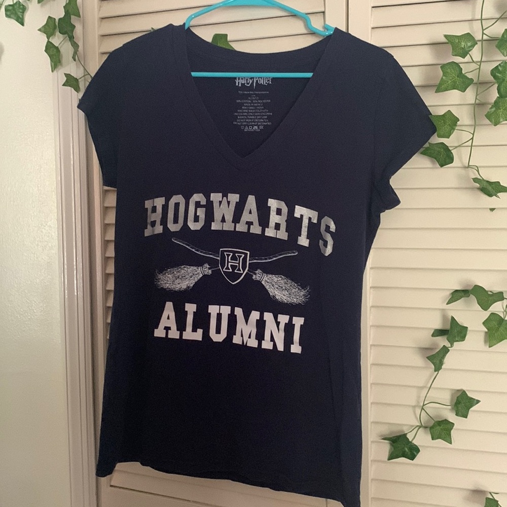“Hogwarts Alumni” v-neck tee